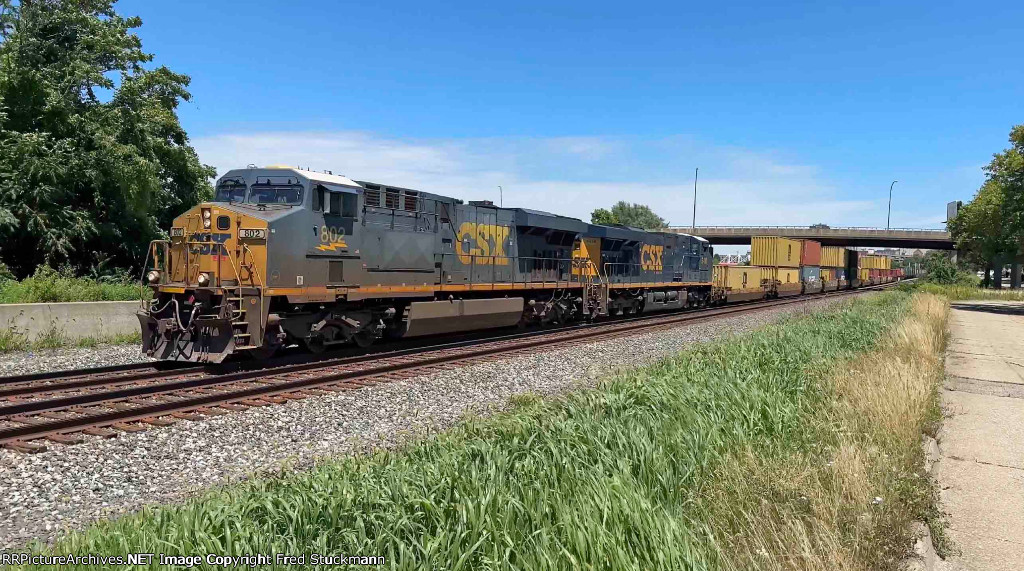 CSX 802 leads the 3rd M331.